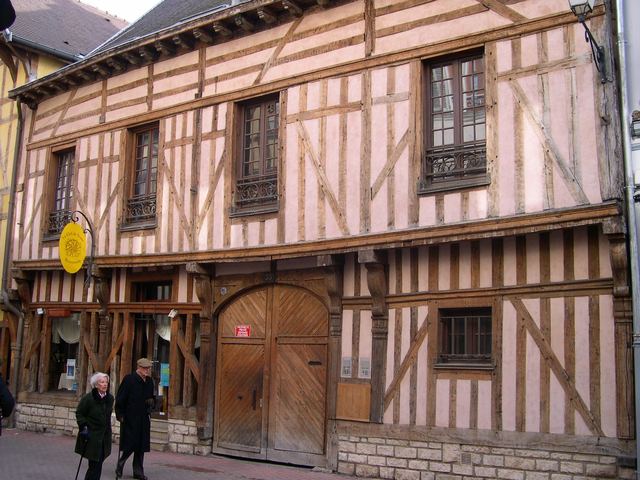  belle maison à pans de bois, 35 Rue Gén Saussier